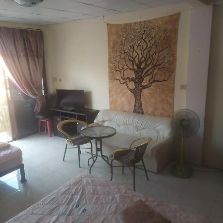 Artem'S Guesthouse Jomtien Beach Eksteriør billede