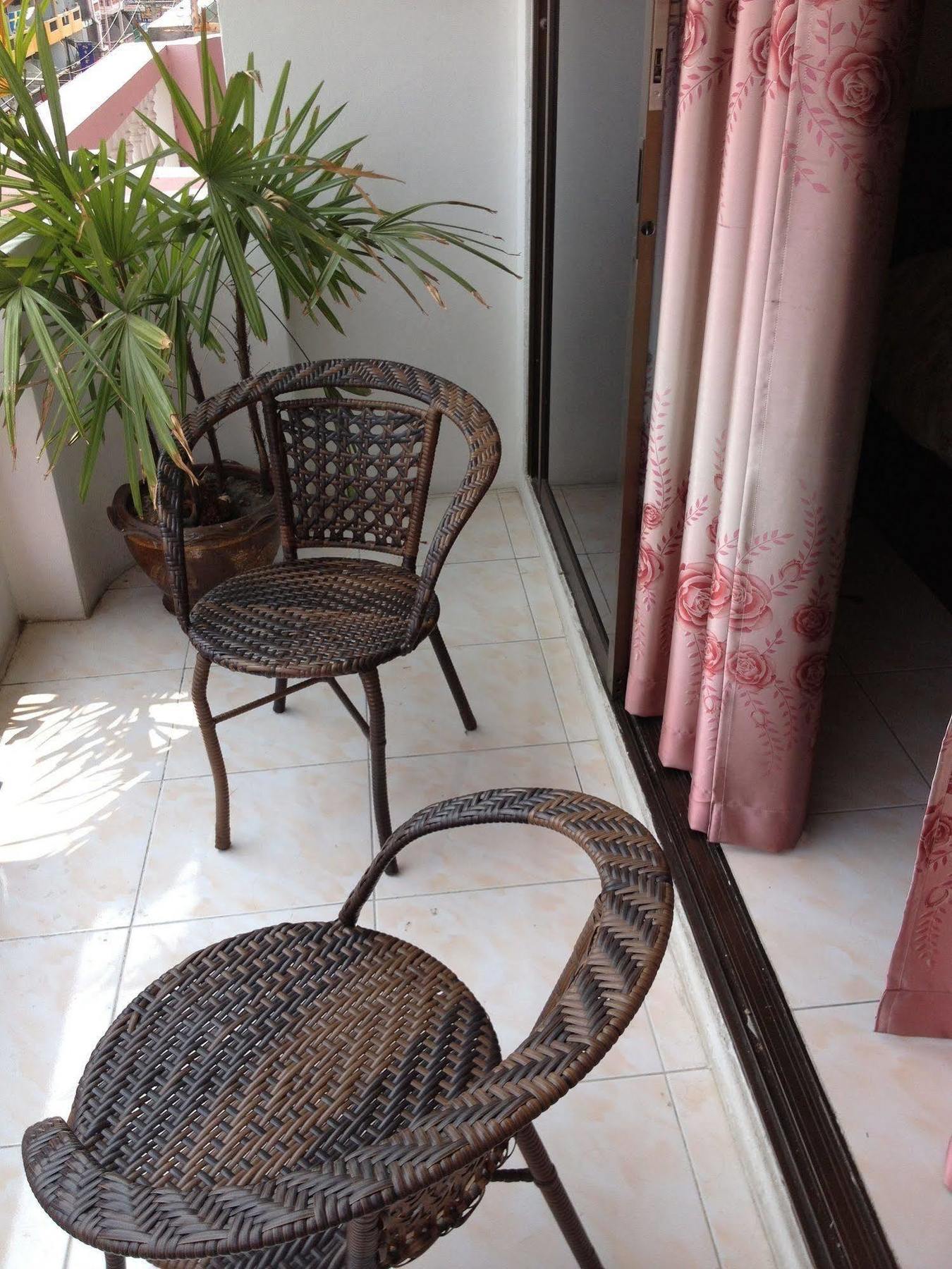Artem'S Guesthouse Jomtien Beach Eksteriør billede