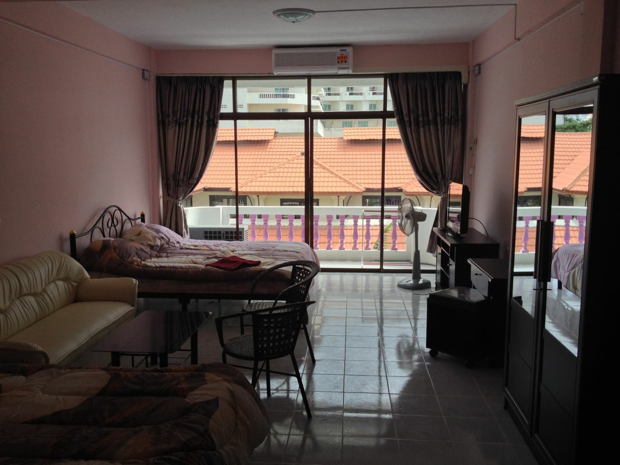 Artem'S Guesthouse Jomtien Beach Eksteriør billede