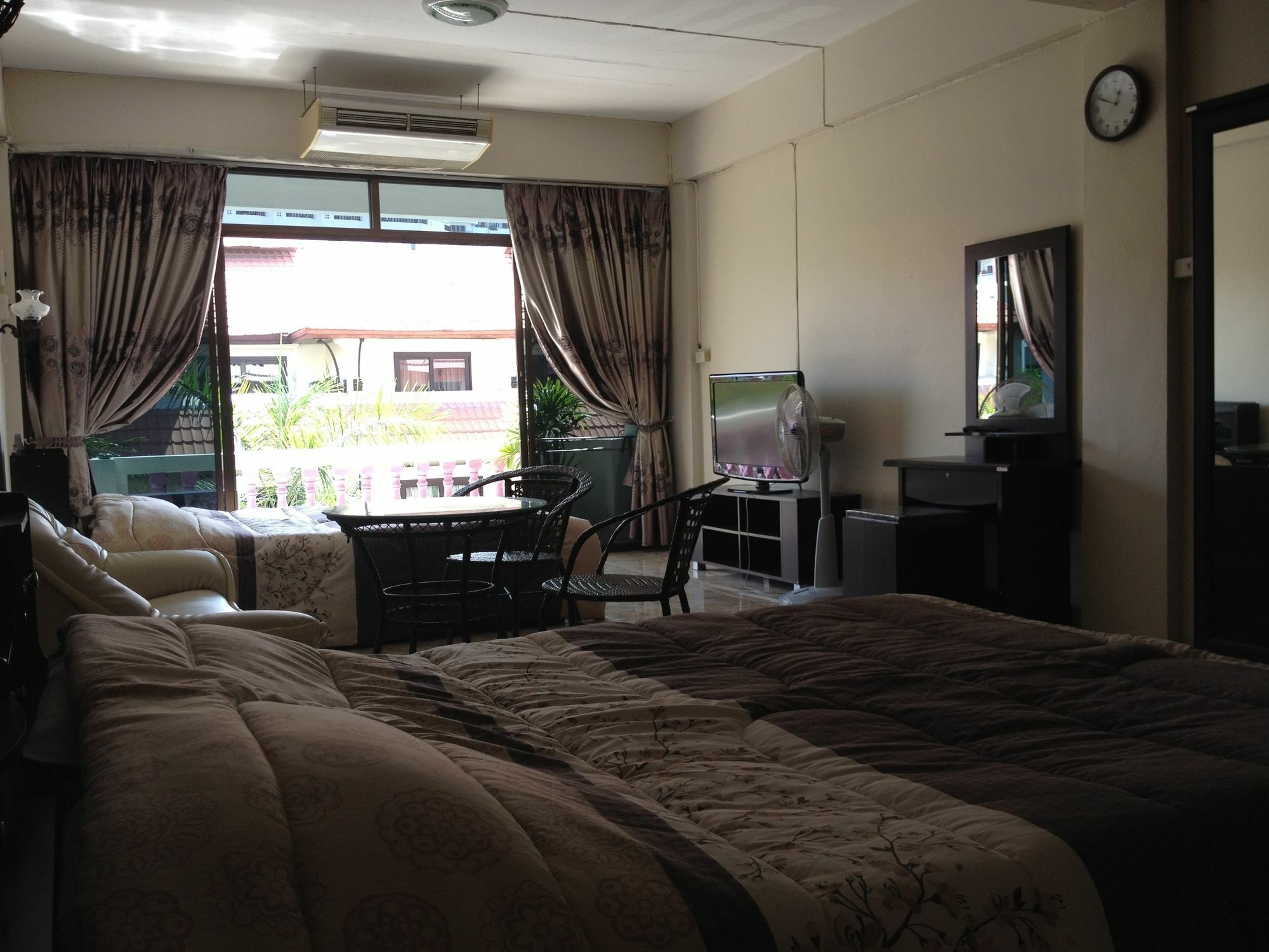 Artem'S Guesthouse Jomtien Beach Eksteriør billede
