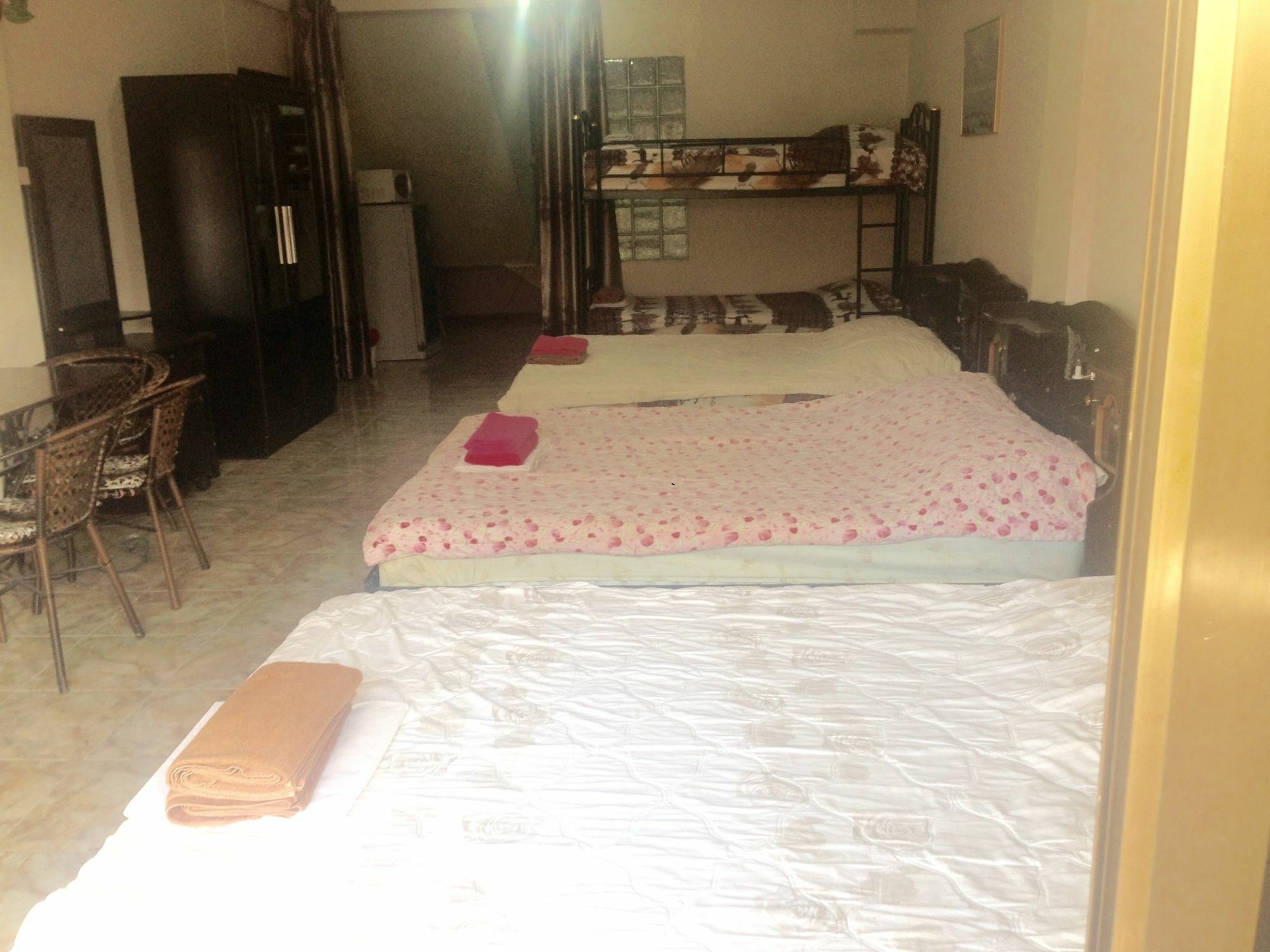 Artem'S Guesthouse Jomtien Beach Eksteriør billede